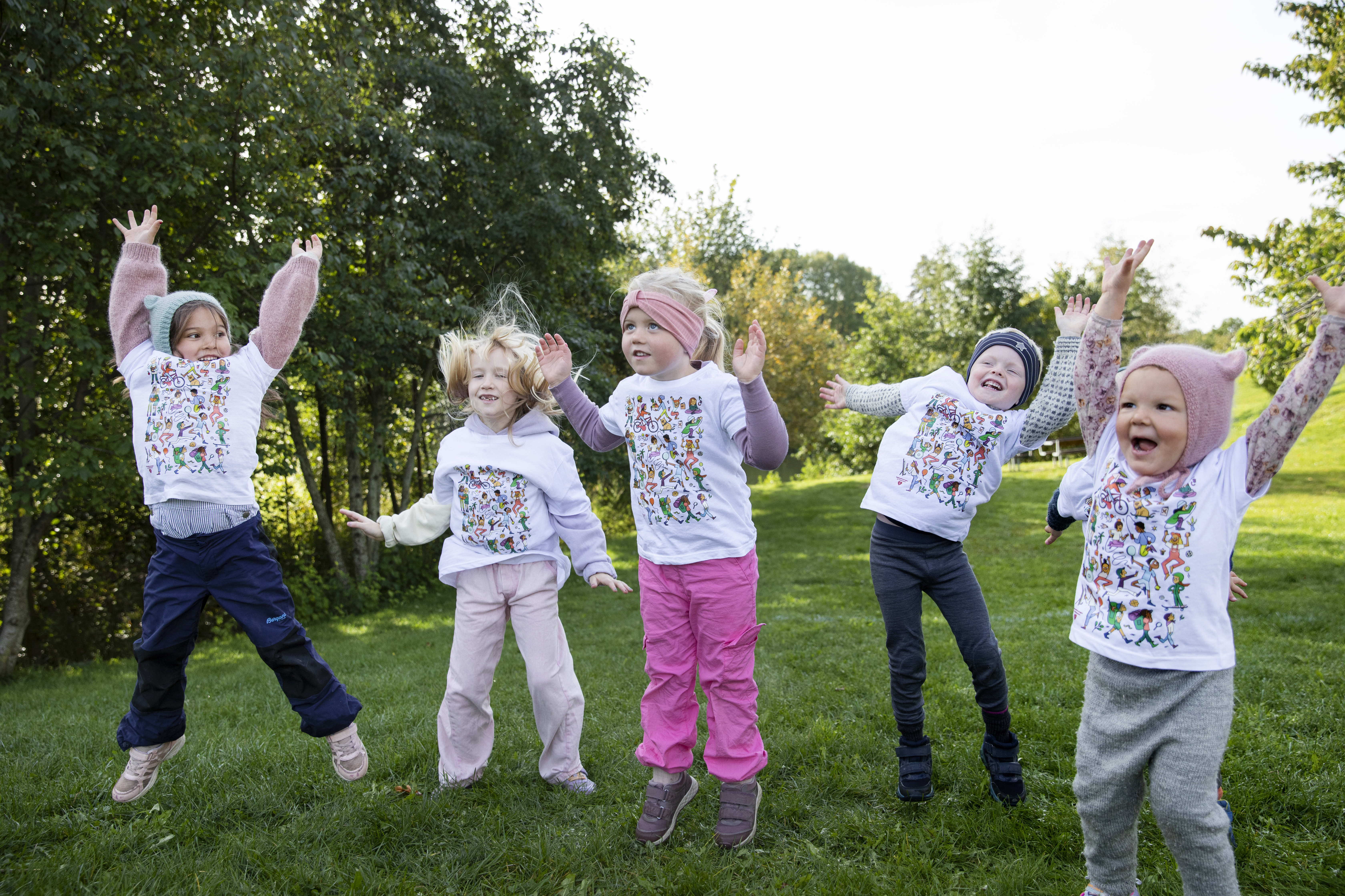Barn som leker og er glade ute i en park