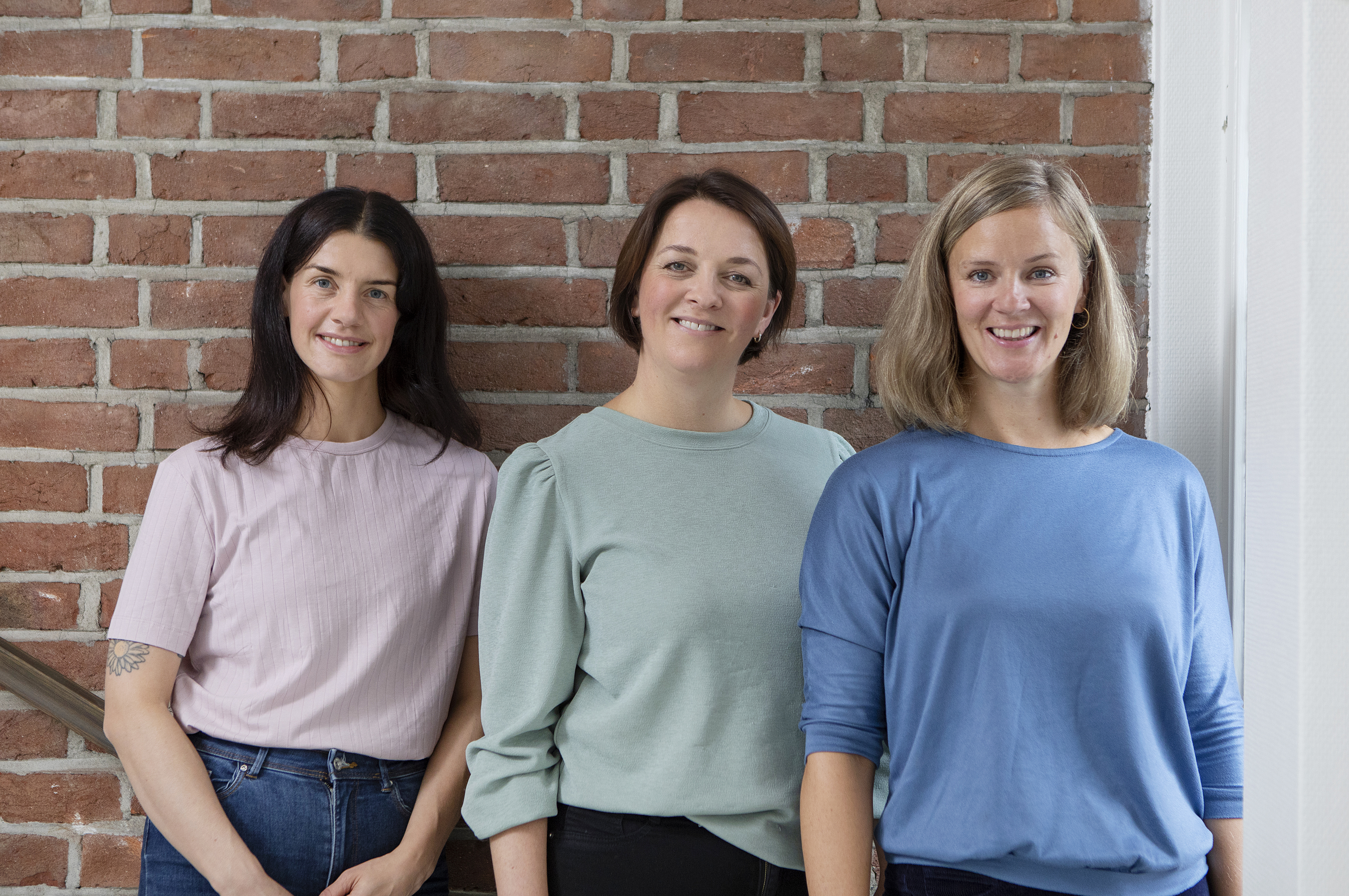 Bilde av de tre damene som svarer på Demenslinjen