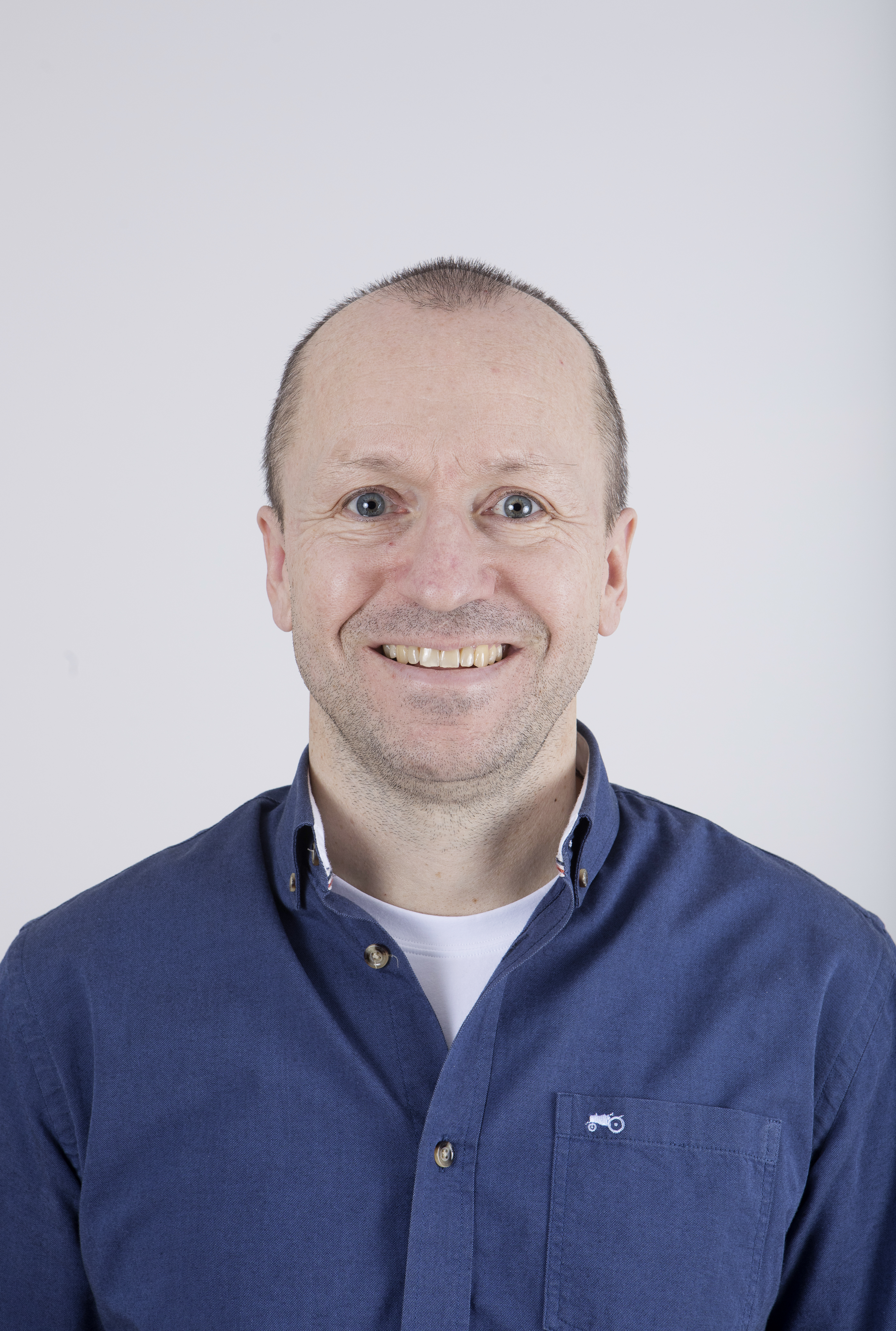 Bilde av en smilende mann