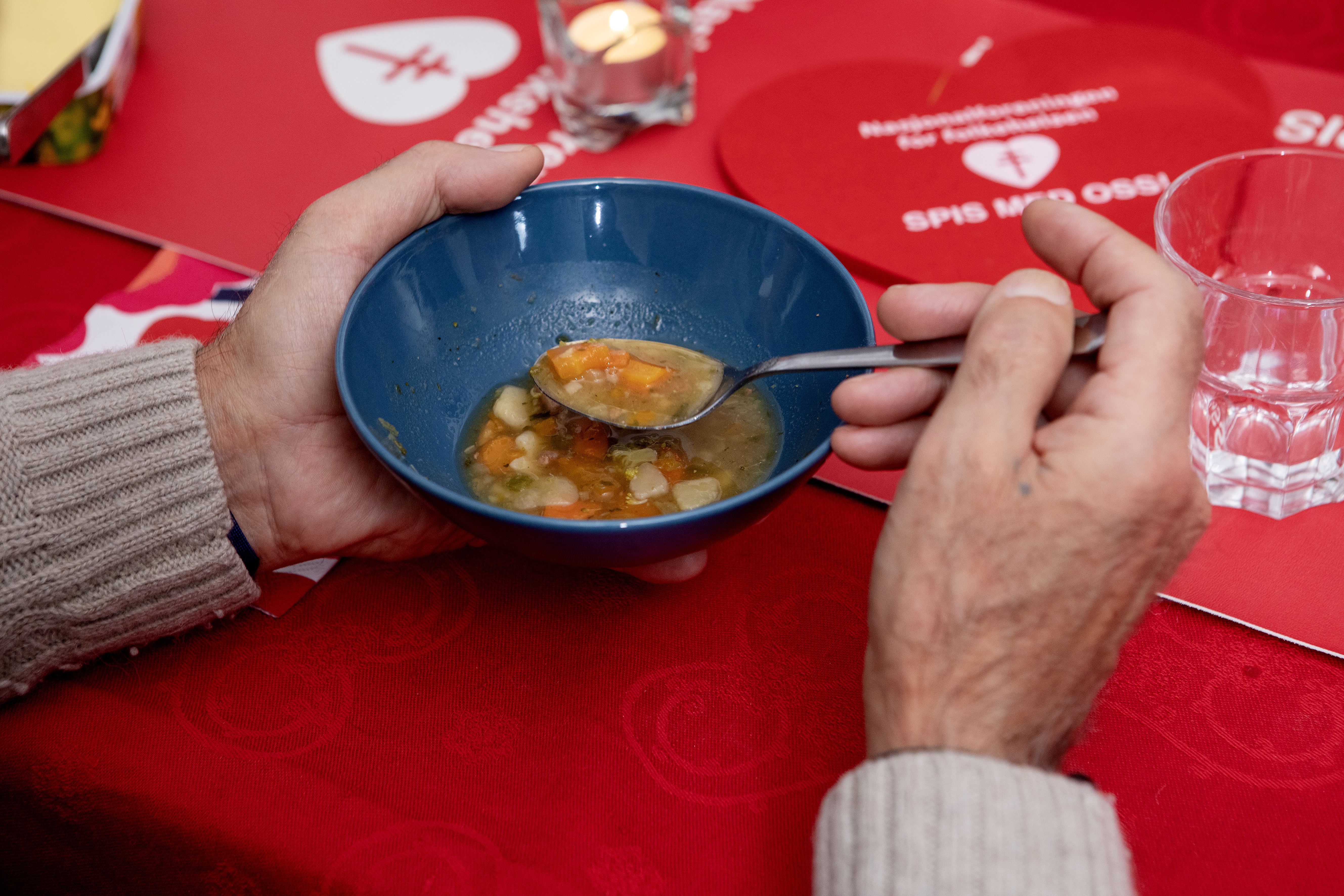 Bilde av en person som spiser en varm suppe.