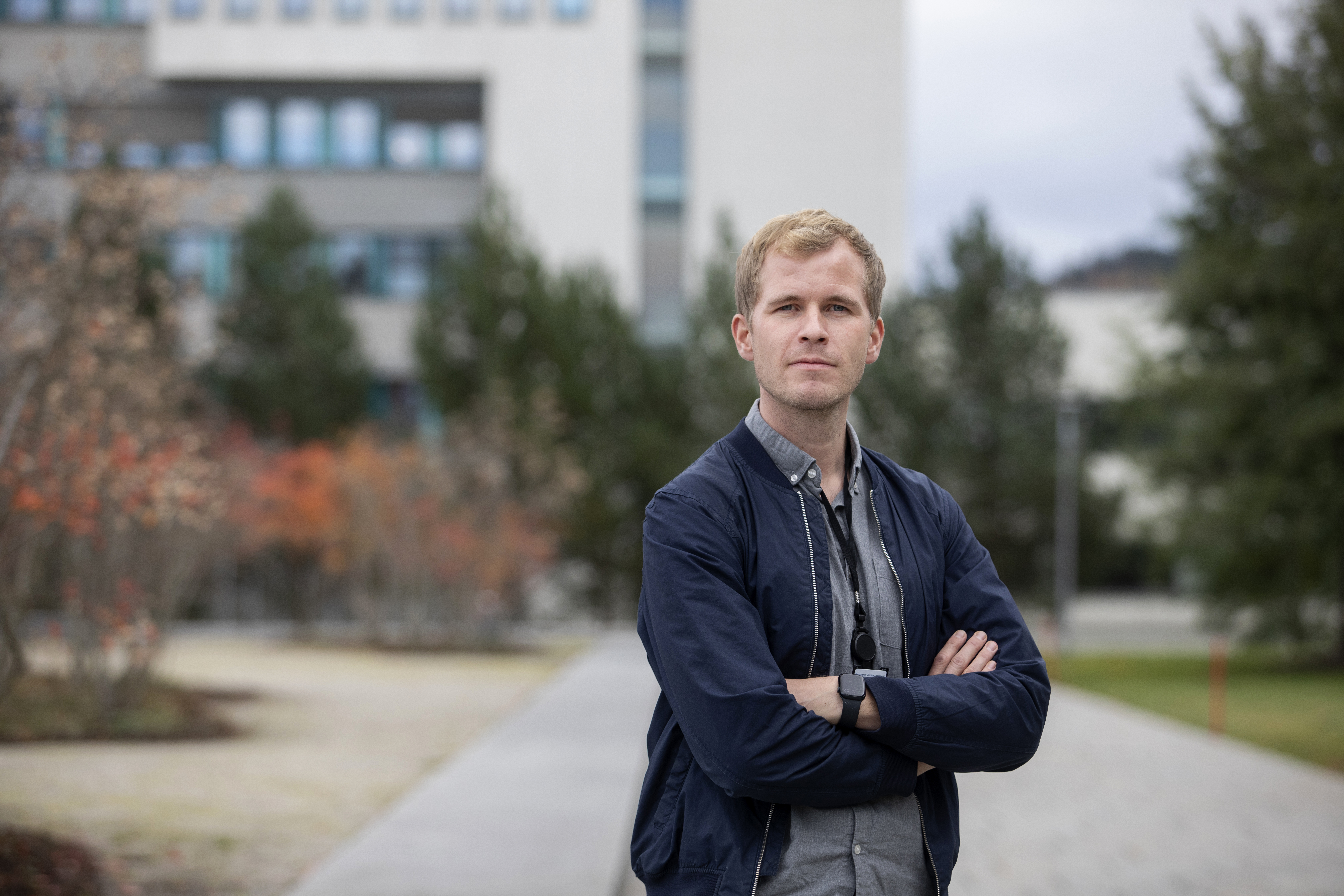 Mann som står foran en bygning